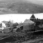 El embalse de Villameca inunda las casas de Oliegos, que aún siguen en pie, pero con sus tejados poco a poco derrumbándose. Año 1946.