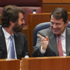 Juan García-Gallardo y Alfonso Fernández Mañueco, ayer, en las Cortes. R. GARCÍA
