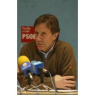 El secretario regional del PSOE en una rueda de prensa