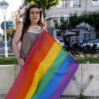 Jana Quintanilla posa con la bandera multicolor en la Plaza de la Inmaculada. MARCIANO