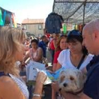 La alcaldesa reparte folletos a los dueños de perros en el mercadillo