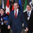 Coveney (centro), en una cumbre europea en Bruselas.