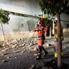 Los bomberos intervienen en el casco viejo de Granada. MIGUEL Á. MOLINA