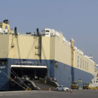 Descarga de vehículos de un barco en el puerto de Hamad, en Catar. MANUEL PÉREZ BELLA