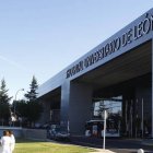 El Hospital de León remata su ampliación para la inauguración.