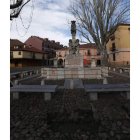 El empedrado central de la plaza está salpicado de calvas sin morrillos