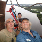 Dos momentos del desafío en globo en el Amazonas de Jesús Calleja.