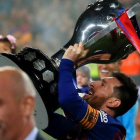 Messi levanta el trofeo de la Liga, este sábado en el Camp Nou.