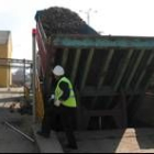 Un camión descarga remolacha en uno de los silos subterráneos de la factoría bañezana