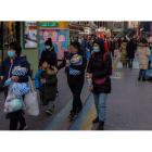 Familias chinas de compras en Pekín. WU HONG