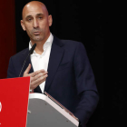 Luis Rubiales ganaba cerca de un millón de euros anuales entre el sueldo de la RFEF y el que percibía de la Uefa. EIDAN RUBIO