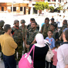Soldados del Ejército sirio conversan con los residentes del área de Seif El Dawlah, en Alepo.