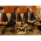 Los directivos del Banco Etcheverría, ayer durante la entrevista con el rector de la Universidad.