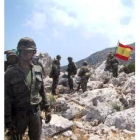 Militares españoles permanecen junto a la bandera española tras el desembarco en la isla Perejil