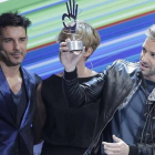 Pablo Alborán, junto a Jesús Vázquez y Tania Llasera, recoge el premio al Mejor Artista Nacional, en la Gala de los 40 Principales.