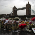 Varios ramos de flores, velas y mensajes dejados en memoria de las víctimas en los alrededores del Ayuntamiento en Londres, el 6 de junio