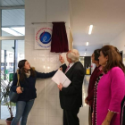 Momento de la conmemoración del distintivo con el que se reconoce al IES Eras de Renueva. DL