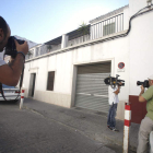 Varios cámaras y fotógrafos, ante el domicilio urbano del abuelo paterno.