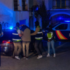 Imagen de la detención de uno de los sospechosos en Lanjarón. ALBA FEIXAS