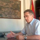 El nuevo alcalde de Vega de Espinareda, Santiago Rodríguez, en su nuevo despacho en el consistorio