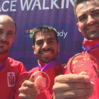 Arcilla luce la medalla de bronce junto a sus compañeros Iván Pajuelo y Luis Manuel Corchete. RFEA
