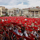 Miles de personas celebran el inicio de una nueva edición de los sanfermines.