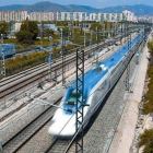 Un tren del AVE Barcelona-Madrid, al paso por el término de LHospitalet de Llobregat.