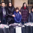 Verónica y su hija, (centro), con Peyuca, miembros del PAL y amigos en el reparto de jabones.