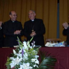 Moseñor López, en el centro, ayer en el homenaje.