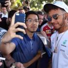 Lewis Hamilton se hace fotos con aficionados en Melbourne.