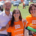 Luis Fuentes, Gemma Villarroel y Carmen Pastor, con la camiseta del lema ahora censurado