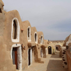 El pueblo en Ksar Hadada, escenario de película en Túnez por su gran belleza, en donde un viajero puede encontrar hotel. El  espectacular cañón de Sidi Bouhlel, conocido como el ‘Cañón de Star Wars’.En la otra página, la aldea de Tataouine.