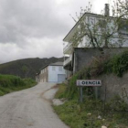 Acceso a la localidad de Oencia, en una foto del 2008.