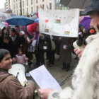 Los manifestantes se concentraron en la plaza del Ayuntamiento a pesar de la lluvia.