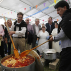 Cabrejas y López Luna dan el último toque al guiso que se sirvió durante la feria