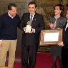 Mario Amilivia, Cándido Soto, María Teresa González y Luis César García, ayer durante la entrega