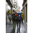 Peregrinos caminando por la calle de La Rúa.
