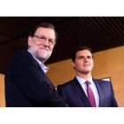 Mariano Rajoy y Albert Rivera posan tras un encuentro en el Congreso, en Madrid.