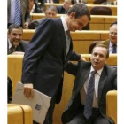 Zapatero saluda a José Antonio Alonso al iniciar su intervención