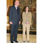 El Rey posa con parlamentaria de Nafarroa Bai, Uxúe Barkos