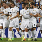 Los jugadores del Real Madrid celebran la consecución del Trofeo Santiago Bernabéu.