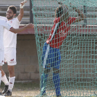 Los culturalistas celebran uno de sus goles ante la desolación de un jugador rival. JESÚS F. SALVADORES