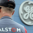 Un empleado de Alstom frente a un logo de GE, durante las negociaciones de la compra.