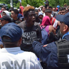 Migración desplegó con el apoyo de la Guardia Nacional y la Policía Federal un operativo para contener el paso de los migrantes en Metapa.