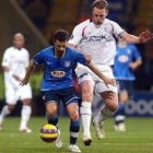 El capitán del Bolton, Nolan, acosa al portugués Sima Sabrosa