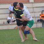 Pedro Alvarado lucha contra Tomás González. Á. QUIÑONES