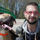 Daniel Suárez posa con ‘Dylan’, el perro ciego rescatado del maltrato y adoptado por el joven leonés. SECUNDINO PÉREZ