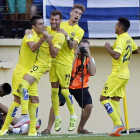 Los jugadores del Villarreal celebran uno de sus goles.