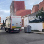 El camión de basura de Benavente operando en Astorga. DL