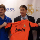 Casillas con el presidente del BBVA Compass de Houston.
